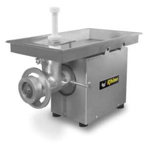 Una picadora de carne comercial con estructura de acero inoxidable y el logotipo "Rhino" etiquetado. Cuenta con una gran bandeja cuadrada en la parte superior para la entrada de carne y una placa de molienda circular en el lateral para la salida. La picadora está equipada con un émbolo para empujar la carne hacia el mecanismo de trituración.