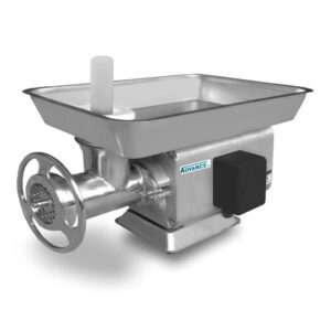 Imagen de una picadora de carne de acero inoxidable con una bandeja de alimentación rectangular en la parte superior, una manivela en el costado y una carcasa de motor negra con la etiqueta "ADVANCE". El molinillo se apoya sobre una base resistente, diseñada para uso intensivo en el procesamiento de alimentos.