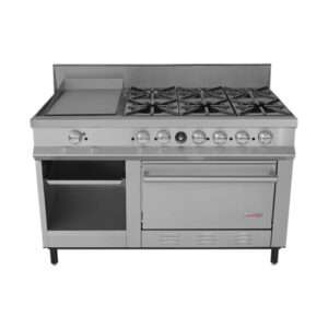 Una cocina comercial de acero inoxidable con seis quemadores de gas, plancha y horno debajo. La estufa tiene perillas de metal resistentes y un estante de almacenamiento abierto en el lado izquierdo. La unidad está diseñada para uso intensivo de cocción.