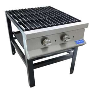 Una parrilla de gas comercial de acero inoxidable con dos perillas de control en el frente y un soporte de metal negro de marco abierto. La parrilla cuenta con rejillas resistentes y está diseñada para cocinar al aire libre o para uso intensivo. En la esquina inferior derecha se ve una pequeña etiqueta del fabricante.