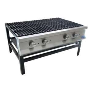 Una parrilla de gas para exteriores de acero inoxidable con cuatro perillas de control y una parrilla negra. La parrilla está montada sobre una resistente estructura de metal negro y está diseñada para cocinar a gran escala. La parrilla se muestra sobre un fondo blanco.