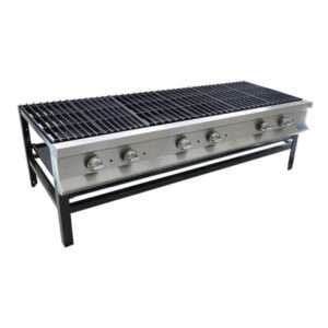 Una gran parrilla de gas comercial para exteriores, rectangular, de acero inoxidable, con cinco quemadores y perillas de control. La parrilla tiene una estructura y una parrilla de metal negro. Está diseñado para cocinar a gran escala y se muestra sobre un fondo blanco.